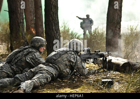 Dragoner zugewiesen Bull Truppe, 1. Staffel teilgenommen 2d Kavallerie-Regiment in einer live-Feuer-Übungen in Grafenwöhr Training Area befindet sich in der Nähe von Rose Barracks, Deutschland, 5. März 2015. Troopers durchgeführt-Gruppe und taktische Bewegungen während Angriff auf ein Ziel von ihr Strykers und Mörtel Feuer während des Trainings unterstützt. (Foto: U.S. Army Sergeant William A. Tanner) Bull-Truppe-Maschinengewehr Stockfoto