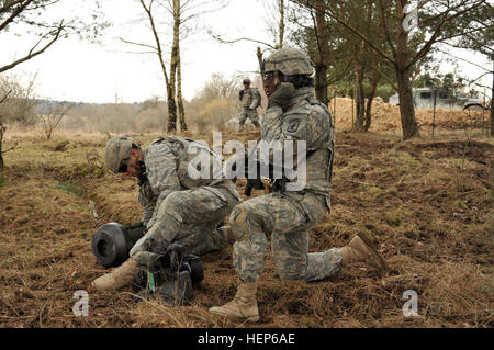 US Army Fallschirmjäger, Firma A zugewiesen, 173rd Airborne Brigade spezielle Truppen Bataillon bereit eine Javelin-Waffensystem während einer kombinierten defensive Leben Feuer Übung 6. März 2015, bei der 7. Armee gemeinsame Multinational Training Command in Grafenwöhr, Deutschland. Fallschirmjäger von der 173. Luftlandebrigade und Niederländisch Pioniere aus 411th gepanzerten Ingenieure des niederländischen Heeres beteiligte sich an der kombinierten defensive Übung zur Förderung von Interoperabilität und Stärkung des NATO-Bündnisses. (US-Armee Foto von visuellen Informationen Spezialist Markus Rauchenberger/freigegeben) 173rd Airborne Brigade an Stockfoto