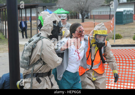 US-Armeesoldaten aus Georgien Nationalgarde 179. Military Police Company Assist brennen Opfer bei einem simulierten Gebäude zusammenbrechen Standort in Georgetown, SC, 9. März 2015, während wachsam Guard. (Foto von Sgt. Chris Stephens Georgien Army National Guard) Wachsam Guard 2015 150309-A-WV152-753 Stockfoto