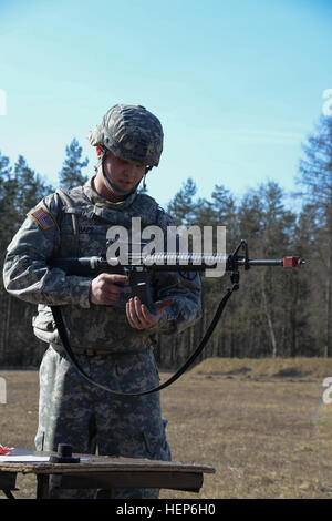 US-Armee Pfc Chase Rapp, US-Armee Garnison Wiesbaden zugeordnet zeigt die Beladung und clearing-Verfahren für ein m-16 Gewehr während der Installation Management Command - Europas beste Krieger Wettbewerb in Grafenwöhr, Deutschland, 10. März 2015. (Foto: U.S. Army Spc. Franklin Moore / veröffentlicht) 2015 Installation Management Command - Europas beste Krieger Wettbewerb 150310-A-OO646-165 Stockfoto