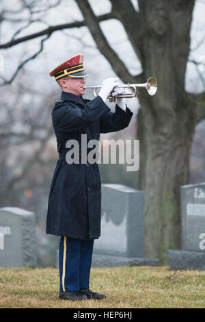 Staff Sgt John Powlison, Bugler mit der US Army Band, führt Hähne während der Graveside Service des Edward W. Brooke III in § 8 des Arlington National Cemetery 10. März 2015. Brooke war ein Veteran des zweiten Weltkrieges und der ersten afroamerikanischen US-Senator gewählt durch populäre Stimme. (Joint Base Myer-Henderson Hall PAO Foto von Rachel Larue) Ehemaliger Senator, WWII Veteran begraben in Arlington 150310-A-DZ999-067 Stockfoto