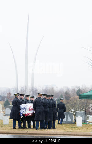 Mitglieder des 3. US Infanterie-Regiment (der alte Garde), tragen den Sarg des Edward W. Brooke III zu seinem Graveside Service in § 8 des Arlington National Cemetery 10. März 2015. Brooke war ein Veteran des zweiten Weltkrieges und der ersten afroamerikanischen US-Senator gewählt durch populäre Stimme. (Joint Base Myer-Henderson Hall PAO Foto von Rachel Larue) Ehemaliger Senator, WWII Veteran begraben in Arlington 150310-A-DZ999-224 Stockfoto