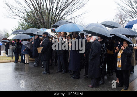 Teilnehmer des Edward W. Brook IIIs Graveside Service beobachten die Zeremonie in § 8 des Arlington National Cemetery 10. März 2015. Brooke war ein Veteran des zweiten Weltkrieges und der ersten afroamerikanischen US-Senator gewählt durch populäre Stimme. (Joint Base Myer-Henderson Hall PAO Foto von Rachel Larue) Ehemaliger Senator, WWII Veteran begraben in Arlington 150310-A-DZ999-270 Stockfoto