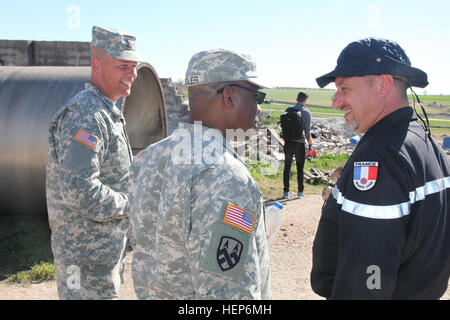 Von links nach rechts, 7. zivilen Support Command US Army 1st Sgt. William Coleman, 773rd Civil-Support-Team und US Army Lt. Col Sandy Sadler, Kommandant, sprechen 773rd CST Übung mit französischen Armee Capt Philippe Perret Operationsoffizier verantwortlich für das 1. Bataillon des Zivilschutzes in Nogent Le Rotrou Cedex, Frankreich, 11. März 2015, während die spanischen Notfall militärische Einheit jährliche Serie GAMMA , DAIMIEL 2015. Die Übung konzentriert sich auf ausländische Folgenbewältigung, humanitäre Hilfe und Katastrophenhilfe. TF68; 7. CSC Soldaten zu beteiligen, in Spanien Disaster Response Übung Daimiel Stockfoto