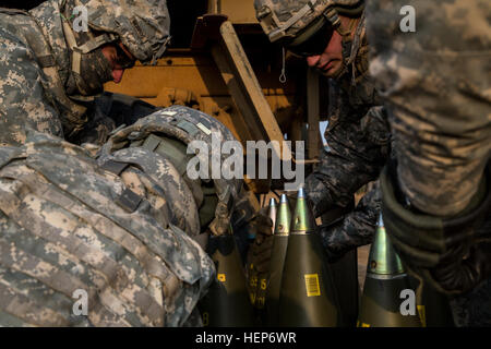 US-Armeesoldaten zugewiesen 2-11 Field Artillery Regiment, 2nd Stryker Brigade Combat Team, 25. Infanterie-Division, Prep M795 High Explosive (HE) Geschoss 155 mm Runden um Feldartillerie Ausbildung auf Krieger Base, New Mexico Range, demilitarisierte Zone, Republik Korea, 15. März 2015 durchzuführen. Das Training war ein Teil des gemeinsamen Trainings Fohlen Adler 2015 zwischen den USA und der Republik von Korea (ROK) Armeen. (US Armee-Foto von Spc. Steven Hitchcock/freigegeben) FOHLEN ADLER 2015 150315-A-SE706-016 Stockfoto