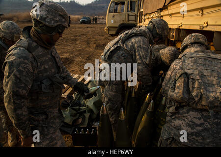 US-Armeesoldaten zugewiesen 2-11 Field Artillery Regiment, 2nd Stryker Brigade Combat Team, 25. Infanterie-Division, Prep M795 High Explosive (HE) Geschoss 155 mm Runden um Feldartillerie Ausbildung auf Krieger Base, New Mexico Range, demilitarisierte Zone, Republik Korea, 15. März 2015 durchzuführen. Das Training war ein Teil des gemeinsamen Trainings Fohlen Adler 2015 zwischen den USA und der Republik von Korea (ROK) Armeen. (US Armee-Foto von Spc. Steven Hitchcock/freigegeben) FOHLEN ADLER 2015 150315-A-SE706-018 Stockfoto