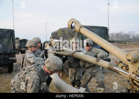 Fallschirmjäger mit Charlie Batterie, 4. Bataillon, 319th Airborne Field Artillery Regiment, 173rd Airborne Brigade Energiebereitstellung während des Trainings am Truppenübungsplatz Grafenwöhr, Deutschland, März 16 in Vorbereitung für das Abfeuern der Waffe eine 105-mm-Haubitze. Der 173rd Airborne Brigade ist die Armee Kontingenz Reaktionskräfte in Europa, bietet bereit Kräfte in der Europäischen USA, Afrika und zentrale Befehle Zuständigkeitsbereiche. 173. Artilleristen Feuer Haubitzen in Grafenwöhr 150316-A-NV895-002 Stockfoto