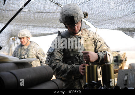 SPC. Samuel Rollins, ein Artillerist mit Charlie Batterie, 4. Bataillon, 319th Airborne Field Artillery Regiment 173rd Airborne Brigade in Grafenwöhr Training Area, Deutschland, bereitet Haubitze Runden für das Abfeuern von 16 März. Der 173rd Airborne Brigade ist die Armee Kontingenz Reaktionskräfte in Europa, bietet bereit Kräfte in der Europäischen USA, Afrika und zentrale Befehle Zuständigkeitsbereiche. 173. Artilleristen Feuer Haubitzen in Grafenwöhr 150316-A-NV895-005 Stockfoto