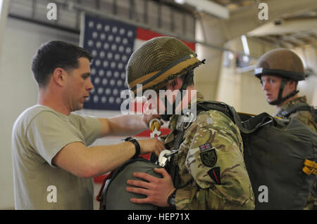 Ein Heli zugewiesen, das 2nd Brigade Combat Team, 82nd Airborne Division führt eine Heli Personal Inspektion auf ein Fallschirmjäger aus der britischen 16 Air Assault Brigade an grüne Rampe auf Papst Army Airfield, N.C., 17. März 2015. Der Sprung zertifiziert die britischen Fallschirmjäger zur Durchführung einer gemeinsamen gewaltsame Eintrag Operation nehmung kombiniert gemeinsamen operativen Zugang durch 2. BCT im April führte. Die CJOAX stellt einen wichtigen Meilenstein in der Division Interoperabilität Programm, der darauf abzielt, eine nahtlose Integration der U.K-Brigade in der Division zu schaffen und bauen operative compatibilitie Stockfoto