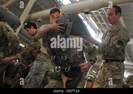 Ein Fallschirmjäger, das 2nd Brigade Combat Team zugewiesen, Bohrtürmen 82nd Airborne Division Kumpel ein Fallschirmjäger aus der britischen 16 Air Assault Brigade auf Papst Army Airfield, N.C., 17. März 2015. Der Sprung zertifiziert die britischen Fallschirmjäger zur Durchführung einer gemeinsamen gewaltsame Eintrag Operation nehmung kombiniert gemeinsamen operativen Zugang durch 2. BCT im April führte. Die CJOAX stellt einen wichtigen Meilenstein in der Division Interoperabilität Programm, der darauf abzielt, eine nahtlose Integration der U.K-Brigade in der Division zu schaffen und bauen operative Kompatibilitäten für eine multinationale Krise Antwortoptionen. ( Stockfoto