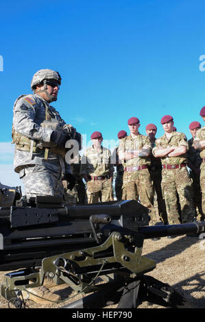 Ein Fallschirmjäger zugewiesen, das 2. Bataillon, 325. Airborne Infanterie-Regiment, 2nd Brigade Combat Team, 82nd Airborne Division erläutert die Funktionen der MK 19 40mm Maschinengewehr, Fallschirmjäger aus der britischen 16 Air Assault Brigade während einer Demonstration Tag Veranstaltung am Fort Bragg, N.C., 18. März 2015. Die Veranstaltung gefördert Verständnis für die US-Luftlandebrigade einzigartige Ausrüstung und Fähigkeiten durch eine Kombination von statischen Displays und Briefings. Im April werden die beiden Einheiten die größten US-UK Combined Joint operativen Zugang Übung vom Fort Bragg in den letzten 20 Jahren durchführen. ( Stockfoto