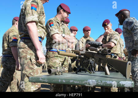 Ein Fallschirmjäger zugewiesen, das 2nd Brigade Combat Team, 82nd Airborne Division, beschreibt die verschiedenen Waffensysteme Fallschirmjäger Bataillon Scout Teams von der britischen 16 Air Assault Brigade während einer Demonstration Tag Veranstaltung am Fort Bragg, N.C., 18. März 2015 gewohnt. Die Veranstaltung gefördert Verständnis für die US-Luftlandebrigade einzigartige Ausrüstung und Fähigkeiten durch eine Kombination von statischen Displays und Briefings. Im April werden die beiden Einheiten die größten US-UK Combined Joint operativen Zugang Übung vom Fort Bragg in den letzten 20 Jahren durchführen. (82nd Airborne Division Foto von Sg Stockfoto