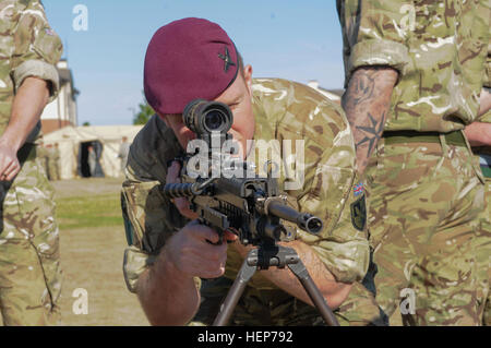 Ein Fallschirmjäger, die britische 16 Air Assault Brigade zugewiesen vertraut sich mit einer M249 Squad automatische Waffe während der 2. Brigade Combat Team, 82nd Airborne Division Demo Day am Fort Bragg, N.C., 18. März 2015. Die Veranstaltung gefördert Verständnis für die US-Luftlandebrigade einzigartige Ausrüstung und Fähigkeiten durch eine Kombination von statischen Displays und Briefings. Im April werden die beiden Einheiten die größten US-UK Combined Joint operativen Zugang Übung vom Fort Bragg in den letzten 20 Jahren durchführen. (82nd Airborne Division Foto von Sgt. Eliverto V. Larios/freigegeben) Britische p Stockfoto