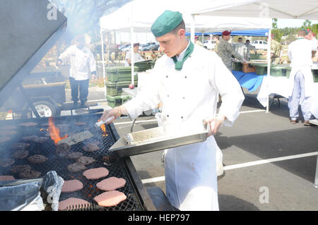 Ein Fallschirmjäger, die britische 16 Air Assault Brigade Grills Hamburger während das 2nd Brigade Combat Team, 82nd Airborne Division Demo Day am Fort Bragg, N.C., 18. März 2015 zugewiesen. (82nd Airborne Division Foto von Sgt. Eliverto V. Larios/freigegeben) Britische Fallschirmjäger greifen auf tagsüber 2BCT Demonstration 150318-A-ZK259-176 Stockfoto