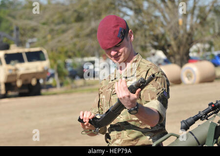 Ein Fallschirmjäger, die britische 16 Air Assault Brigade zugewiesen untersucht ein M500 Shotgun während das 2nd Brigade Combat Team, 82nd Airborne Division Demo Day am Fort Bragg, N.C., 18. März 2015. Die Veranstaltung gefördert Verständnis für die US-Luftlandebrigade einzigartige Ausrüstung und Fähigkeiten durch eine Kombination von statischen Displays und Briefings. Im April führen die beiden Einheiten die größte U.S.-U.K. Combined Joint operativen Zugang Übung am Fort Bragg in den letzten 20 Jahren statt. (82nd Airborne Division Foto von Sgt. Eliverto V. Larios/freigegeben) Britische Fallschirmjäger bekommen Hände Stockfoto