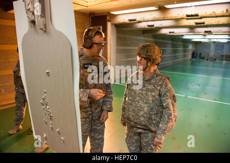 US Army Staff Sgt Robert Thaler, Umfrage, European Command, fungiert als ein stellvertretender Sicherheitsbeauftragter und Generalmajor Erika Petrik, mit Supreme Headquarters Allied Befugnisse Europa Healthcare Anlage berät, wie sie mit einer M9 Pistole in das Training Support Center Benelux 25-Meter-Bereich in Chièvres, Belgien, 18. März 2015 qualifiziert. (US Army Foto von visuellen Informationen Spezialist Pierre-Etienne Courtejoie/freigegeben) Gemeinsame Auswahl Qualifikation führte durch AFNORTH Bn 150318-A-BD610-031 Stockfoto