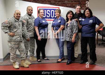 US Armee Sgt. Major Theodore Rivera und Generalmajor Rodney Lamberson, von der Armee Krieger Transition Command und United Service Organizations Vertreter posieren für ein Foto während des Wartens auf Athleten für die Armee Studien am El Paso International Airport, El Paso, Texas, 20. März 2015 kommen. Etwa 100 verwundet, sind kranke oder verletzte Soldaten und Veteranen in Fort Bliss zu trainieren und konkurrieren in einer Reihe von sportlichen Wettkämpfe wie Bogenschießen, Radfahren, schießen, sitzen, Rollstuhl-Basketball, Volleyball, Schwimmen und Leichtathletik. Armee-Trials-Wettkämpfe, März 29-April 2, ist con Stockfoto