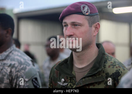 Deutsche Fallschirmjäger erhält seine italienischen Sprung Flügel im Betrieb Skyfall im Plantation Airpark, Sylvania, Ga., 20. März 2015. Betrieb "Skyfall" ist eine gemeinsame, multilaterale Bekämpfung Kamera Gegenstand Expertenaustausch, veranstaltet von der 982nd Combat Camera Company, an mehreren Standorten in Georgien stattfindet. Betrieb "Skyfall" ist eine Veranstaltung, die konzentriert sich auf die Interoperabilität der Bekämpfung Kamera training und Erfassung Luftlandeoperationen mit drei Partnernationen und Multi-service-Einheiten. (Foto: U.S. Army Spc. Tracy McKithern / veröffentlicht) Betrieb "Skyfall" 2015 150320-A-LC197-229 Stockfoto