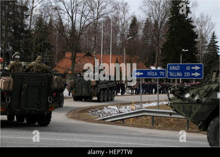 Der 2. Kavallerie-Regiment 1. Zug, Eisen-Truppe kommt zur planmäßigen Zwischenlandung zur Anzeige Strykers und Begleitfahrzeuge für die Gemeinschaft am 22. März 2015. Der 2. Kavallerie-Regiment beteiligt sich bei Dragoon Fahrt als Teil der Operation Atlantic zu beheben, einen Straße März mehr als 1.800 Kilometer und fünf internationale Grenzen überschreiten. Diese Mission übt die Einheit Wartung und Führung-Fähigkeiten und zeigt die Bewegungsfreiheit, die im Rahmen der NATO vorhanden ist. (US Armee-Foto von 1st Lt. Hannah Morgan, 16. Sustainment Brigade Public Affairs, 21. Theater Sustainment Command) DRAGOON Stockfoto