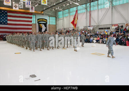 Kol. Kimberly Daub, Kommandeur der 101. Sustainment Brigade führt Soldaten aus Hanger 3 am Ende der Startseite Begrüßung 22. März 2015, in Fort Campbell, Kentucky Die Soldaten unterstützt die amerikanische Agentur für internationale Entwicklung Bemühungen zu konstruieren und trainieren Mitarbeiter für 10 Behandlungseinheiten von Ebola in Liberia als Teil der Operation United Hilfe. (Foto: US-Armee Sgt. Leejay Lockhart, 101. Sustainment Brigade Public Affairs) Lifeliners Rückkehr nach Fort Campbell 150322-A-LS265-401 Stockfoto