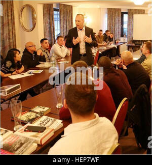 Command Sergeant Major Rodney Rhoades, die Senior meldete Führer des 21. Theater Sustainment Command erläutert Militäroperationen während des zweiten Weltkriegs mit US Army Europe Unteroffiziere und Soldaten 22 März vor der USAREUR eingetragene Personal Fahrt statt, in der Nähe der historischen Stadt Aachen. Rhoades, andere Mentoren von USAREUR und des TSC und USAREUR Historiker ermutigt, berufliche Entwicklung, Entdeckung lernen, den Austausch von Ideen und Informationen, Team-Building und Charakter Entwicklung durch robuste Engagement von Ausgangsstoffen, militärische Konzepte und Zeitgenosse ist Stockfoto