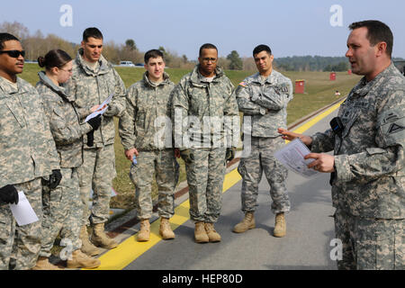 US Army Captain Jason Nolan, Recht, mit dem Falcon-Team, gemeinsame Multinational Readiness Center (JMRC) (Operations Group), führt eine Klasse 9 Linie medizinische Evakuierung Bericht US-Soldaten der 212. Combat Support Hospital, 30. medizinische Brigade während der multinationalen Medic training im Joint multinational Readiness Center in Hohenfels, Deutschland, 23. März 2015. Das Ziel dieser Veranstaltung ist für multinationale Soldaten erhalten jährliche Rezertifizierung, erwerben Kenntnisse über die neuen Geräte und Standards und die Interoperabilität zwischen verschiedenen Nationen verbessert.  (US Army Foto von Sgt. Gemma ich Stockfoto