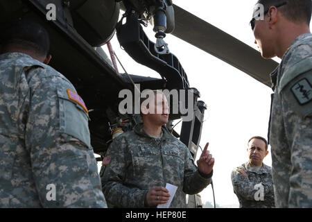 U.S. Army Chief Warrant Officer 2 Charles Russell, Center, mit dem 5. General Support Aviation Battalion, 158. Aviation Regiment, 12. Combat Aviation Brigade weist US-Soldaten mit dem 212. Combat Support Hospital, 30. medizinische Brigade wie sicher einen UH-60 Black Hawk-Hubschrauber an Bord während der multinationalen Medic training im Joint multinational Readiness Center in Hohenfels, Deutschland, 23. März 2015.  Das Ziel dieser Veranstaltung ist für multinationale Soldaten erhalten jährliche Rezertifizierung, erwerben Kenntnisse über die neuen Geräte und Standards und Verbesserung der Interoperabilität zwischen unterscheiden. Stockfoto