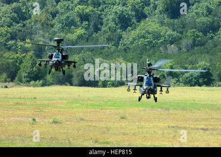 Zwei AH - 64D Apache Kampfhubschrauber aus 1. "Angriff" Bataillon, 1. Kavallerie-Division ausfliegen aus Bereich Schießwesen 227. Aviation Regiment, 1. Kavallerie-Brigade der Luft nach einer live-Feuer-Demonstration zu geben 1-227 Familien in einem Familientag in Fort Hood, Texas, 12 Juli. Mitglied das Familie beobachtete, wie die Apachen ihre Kette 30 mm Pistole und Rocket Launchers erschossen. Bringen Sie Familie zu arbeiten - Zeug 103347 explodieren zu sehen Stockfoto