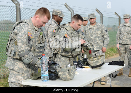 US-Soldaten, Staff Sgt Ricky Holder und Sgt. Joe Primeau, Allied Forces North Bataillon, zugewiesen vorbereiten und prüfen Sie die einwandfreie Abdichtung von atomaren, biologischen und chemischen (ABC) Maske während der Kader Training Übung (STX) bei der Allianz Training Bereich (ATA) in Chièvres Air Base, Belgien, 24. März 2015. Schwerpunkt der Ausbildung war, Krieger Aufgaben stärken und Schlacht Bohrer (WTBD), NBC, Kader Bewegung Techniken, Fahrzeugsuche, gehören zu reagieren, um eine improvisierte explosive Vorrichtung, und ein 9-Line Medevac durchzuführen. (US Armee-Foto von visuellen Informationen Spezialist Pascal Demeuldre veröffentlicht) AF Stockfoto