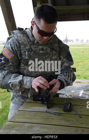 US Armee Sgt. Joe Primeau, Allied Forces North Bataillon zugewiesen, eine M9 Pistole während Kader Übung (STX) bei der Allianz Training Bereich (ATA), in Chièvres Air Base, Belgien, 24. März 2015 montiert. (US Armee-Foto von visuellen Informationen Spezialist Pascal Demeuldre veröffentlicht) AFNORTH BN Kader Trainingsübung (STX) 150324-A-RX599-033 Stockfoto