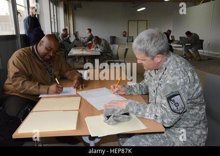 U.S. Army Lt. Oberst Andrew Leendecker, NATO obersten Hauptquartier der Alliierten Mächte Europa berichtet an NATO Special Operation Headquarters überprüfen Punkt von US zivilen Timothy Dawson, Adjutant auf Familienmitglied Programm während isolierte Personal Bericht (ISOPREP), Soldat Readiness Programm Shape Gesundheitseinrichtung, 24. März 2015 statt. (US Armee-Foto von visuellen Informationen Spezialist Henri Cambier / veröffentlicht) Isolierte Personal melden 150424-A-HZ738-011 Stockfoto