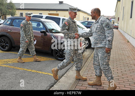 Von links trifft Generalleutnant Edward C. Cardon, Kommandierender general, United States Army Cyber Command, Generalmajor Darryl A. Williams, US-Armee Afrika Kommandierender general, bei Caserma Ederle in Vicenza, Italien, 25. März 2015. (Foto von US-Armee visuelle Informationen Spezialist Paolo Bovo/Release) Generalleutnant Edward C. Cardon Besuche in Caserma Ederle in Vicenza, Italien 150324-A-JM436-007 Stockfoto