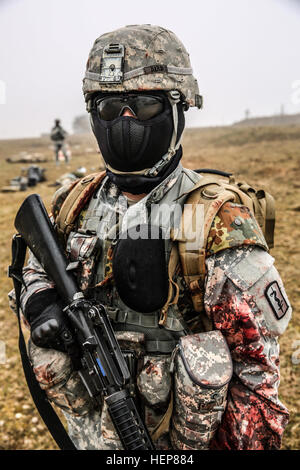 US Army Spc. Scott Vogel 212. Combat Support Hospital, 30. medizinische Brigade beteiligt sich an eine medizinische Simulation während der multinationalen Sanitäter Ausbildung an der Joint Multinational Readiness Center in Hohenfels, Deutschland, 24. März 2015.  Das Ziel dieser Veranstaltung ist für multinationale Soldaten erhalten jährliche Rezertifizierung, erwerben Kenntnisse über die neuen Geräte und Standards und die Interoperabilität zwischen verschiedenen Nationen verbessert.  (US Armee-Foto von Spc. Justin De Hoyos/freigegeben) Medical training 150324-A-RJ750-006 Stockfoto