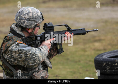 Ein US-Soldat der 212. Combat Support Hospital, 30. medizinische Brigade feuert eine Waffe auf vielfältige scharfer Munition während multinationale Sanitäter Ausbildung an der Joint Multinational Readiness Center in Hohenfels, Deutschland, 24. März 2015. Das Ziel dieser Veranstaltung ist für multinationale Soldaten erhalten jährliche Rezertifizierung, erwerben Kenntnisse über die neuen Geräte und Standards und die Interoperabilität zwischen verschiedenen Nationen verbessert.  (US Armee-Foto von Spc. Justin De Hoyos/freigegeben) Medical training 150324-A-RJ750-013 Stockfoto