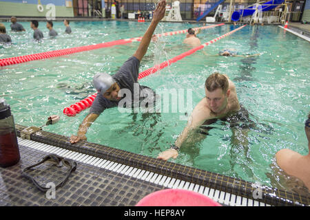 Generalmajor George Horne, ein stellvertretender Unterstützung Operationsoffizier zugewiesen, die 10. Sustainment Brigade, führt eine Einzel-Schwimmunterricht mit Soldat Principato 25 März am Pool Monti Physical Fitness Center. Lektionen sind jeden Mittwoch um 07:00 (Foto: Staff Sgt Michael K. Selvage, 10. Sustainment Brigade Public Affairs NCO)(Released) Einzel-150325-A-CA521-040 Stockfoto