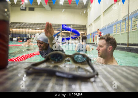 Generalmajor George Horne, ein stellvertretender Unterstützung Operationsoffizier zugewiesen, die 10. Sustainment Brigade, führt eine Einzel-Schwimmunterricht mit Soldat Principato 25 März am Pool Monti Physical Fitness Center. Lektionen sind jeden Mittwoch um 07:00 (Foto: Staff Sgt Michael K. Selvage, 10. Sustainment Brigade Public Affairs NCO)(Released) Schwimmunterricht 150325-A-CA521-044 Stockfoto