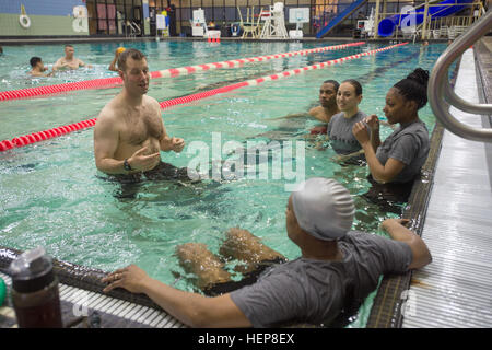 Generalmajor George Horne, ein stellvertretender Unterstützung Operationsoffizier der 10. Sustainment Brigade zugewiesen enthält Anweisungen für eine Übung schwimmen um die Soldaten in das Wasser, 26. März an der Monti Physical Fitness Center Pool noch komfortabler geworden. (Foto von Staff Sgt Michael K. Selvage, 10. Sustainment Brigade Öffentlichkeitsarbeit NCO) (Freigegeben) Unterrichtsplan 150326-A-CA521-070 Stockfoto