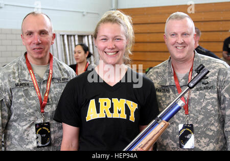 SPC. Chasity Kuczer (Mitte), Lokomotive Mechaniker, Krieger Übergang Bataillon, Fort Knox, Kentucky, posiert mit ihrem Befehl Team, Command Sergeant Major David Munden (links) und Oberstleutnant Timothy Fanter (rechts), in Milam Turnhalle, Fort Bliss, Texas, 30. März 2015, nach ihrem ersten Platz im Wettbewerb stehende Luftgewehr zu beenden. Kuczer auch wurde Fünfter in der Armee Studien während des Wettbewerbs anfällig Luftgewehr. Lok-Mechaniker konkurriert in Armee Studien 150330-A-ZU617-076 Stockfoto