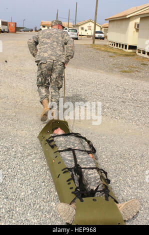 GUANTANAMO BAY auf Kuba – Armee CPL. Quentin Jones, Mitglied der 193. Military Police Company hier zieht Fellow Joint Task Force Guantanamo Trooper auf einer Bahre Verlauf eine Bekämpfung der Lebensretter im Camp America hier, 17. Juni 2008.  Jones und andere Mitglieder der 193. erhielt Hands-on Training, geleitet von den Basen nur CLS-zertifizierten Kursleiter, Staff Sgt Christopher Ellis.  JTF Guantanamo führt durch sichere und humane Pflege und Obhut von Festgenommenen feindlichen Kämpfern. Die JTF führt Verhör Operationen um strategische Intelligenz zur Unterstützung der globalen Krieg gegen den Terror zu sammeln und unterstützt Gesetz Stockfoto