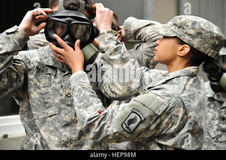 US Army 1st Lt. Erica Banda (rechts), der Bataillon chemische Offizier des 4. Bataillons, 319th Airborne Field Artillery Regiment, 173rd Airborne Brigade, prüft die Schutzmaske eines Soldaten an chemische biologische radiologische Nuclear Training bei der 7. Armee gemeinsame multinationale Ausbildung des Befehls Grafenwöhr Truppenübungsplatz, Deutschland, 31. März 2015 teilnehmen. Der 173rd Airborne Brigade ist die Armee Kontingenz Response Force in Europa, in der Lage, überstehende bereit Kräfte überall in der Europäischen USA, Afrika und Mittel-Befehle Zuständigkeitsbereiche innerhalb von 18 Stunden. (US Armee-Foto von V Stockfoto