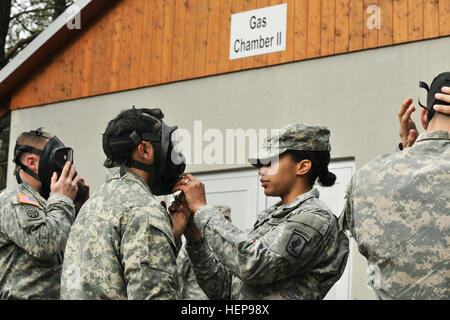 US Army 1st Lt. Erica Banda, der Bataillon chemische Offizier des 4. Bataillons, 319th Airborne Field Artillery Regiment, 173rd Airborne Brigade, prüft die Schutzmaske eines Soldaten an chemische biologische radiologische Nuclear Training bei der 7. Armee gemeinsame multinationale Ausbildung des Befehls Grafenwöhr Truppenübungsplatz, Deutschland, 31. März 2015 teilnehmen. Der 173rd Airborne Brigade ist die Armee Kontingenz Response Force in Europa, in der Lage, überstehende bereit Kräfte überall in der Europäischen USA, Afrika und Mittel-Befehle Zuständigkeitsbereiche innerhalb von 18 Stunden. (US Armee-Foto von Visual In Stockfoto