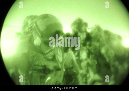 Ein Unternehmen der afghanischen nationalen Armee-Kommandos arbeiten mit einem Team Special Operation Task Force - South Soldaten die Stadt Chalgor, Panjwa'i Bezirk, Provinz Kandahar, Afghanistan von improvisierten Sprengkörpern für Dorfbewohner einen sicheren Weg zu löschen und Koalitionstruppen um zu reisen. (US Armee-Foto von Spc. Jesse LaMorte / Special Operations Taskforce - Süd) Afghanische Commandos, US Special Forces klar Panjwa %%% E2 %%% 80 %%% 99i 323689 Stockfoto