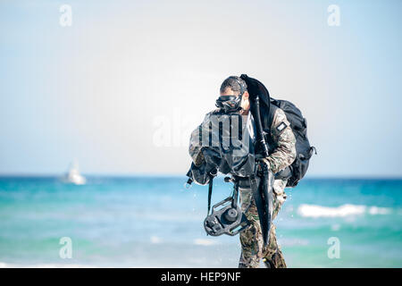Ein Green Beret, der 7th Special Forces Group (Airborne) zugewiesen entsteht auf Okaloosa Island vom Golf von Mexiko zu eine simulierte feindlichen Vorposten April 2 Angriff. Die Special Forces Soldaten angegriffen den nachgebauten feindlichen Vorposten, eine Geisel zu retten, nach dem Eindringen von Wasser. SF-Soldaten stürmen Insel Vorposten 150402-A-IZ784-702 Stockfoto
