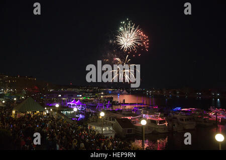 Tausende Besucher auf dem 12. Südwesten Waterfront Feuerwerksfestival beobachten das Feuerwerk über der Gangplank Marina 4 April in Washington. (Joint Base Myer-Henderson Hall PAO Foto von Damien Salas) Südwesten Waterfront feiert 103 Jahre Kirschblüten 150404-A-DZ999-974 Stockfoto