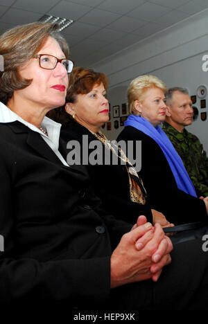 Von links nach rechts, US-Botschafter in Litauen Anne E. Derse, Litauisch Minister für nationale Verteidigung Rasa Jukneviciene, litauische Präsidentin Dalia Grybauskaite litauische Chef der Verteidigung Generalmajor Arvydas Pocius der Dragunu Batalionas zu besuchen, und wo sie über die Jackal Stone 2010 informiert sind Übung in Klaipeda, Litauen. Schakal Stein 10, Litauen und Polen in diesem Jahr veranstaltet übt sich jährliche internationale Spezialoperationen Kräfte in Europa statt. Ziel ist es, Fähigkeiten und Interoperabilität unter den teilnehmenden Spezialkräfte sowie zu verbessern als bu Stockfoto