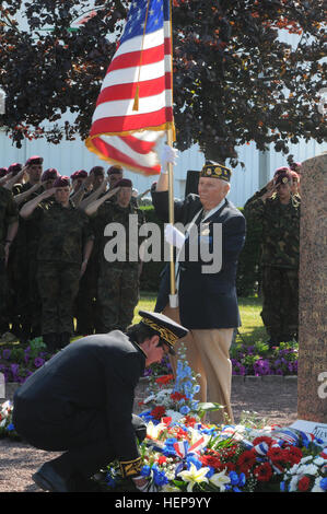 Ein General der französischen Armee legt einen Kranz vor der 101st Airborne Division Denkmal hier während eine Gedenkfeier Juni 3. Die Stadt Carentan ist eine Hommage an die 101. jedes Jahr für die Befreiung der Stadtzentrums während des zweiten Weltkriegs. Hunderte von Carentan Bürger waren vor Ort, beobachten Sie die Zeremonie, wie verschiedene Soldaten aus den USA, Deutschland, Frankreich und England legte Kränze in der Nähe der Gedenkstätte zu Ehren der tapferen Soldaten kämpften um die Stadt zu befreien. Nach der Zeremonie feierliche Soldaten marschierten durch die Stadt und tagte im Rathaus Stockfoto