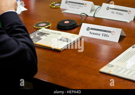 North Carolina Senator Thom Tillis besucht mit US Army Reserve senior Kommandostab, Leistungen, Fähigkeiten und Bedürfnisse der Armee-Reserve im Hauptquartier der US Army Reserve Command, Fort Bragg, N.C., 8. April 2015 zu diskutieren. Der republikanische Senator in erster Amtszeit kehrt nach Hause zurück nach North Carolina und nach Fort Bragg nach einer Woche im Nahen Osten, wo er wichtige Führungspersönlichkeiten und Service-Mitglieder getroffen. (US Army Reserve Foto von Brian Godette/freigegeben) NC-Senator Thom Tillis besucht Fort Bragg 150408-A-SQ484-071 Stockfoto