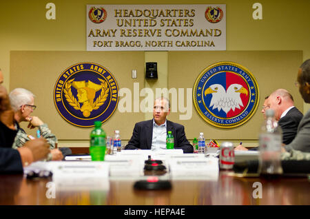 North Carolina Senator Thom Tillis besucht mit US Army Reserve senior Kommandostab, Leistungen, Fähigkeiten und Bedürfnisse der Armee-Reserve im Hauptquartier der US Army Reserve Command, Fort Bragg, N.C., 8. April 2015 zu diskutieren. Der republikanische Senator in erster Amtszeit kehrt nach Hause zurück nach North Carolina und nach Fort Bragg nach einer Woche im Nahen Osten, wo er wichtige Führungspersönlichkeiten und Service-Mitglieder getroffen. (US Army Reserve Foto von Brian Godette/freigegeben) NC-Senator Thom Tillis besucht Fort Bragg 150408-A-SQ484-072 Stockfoto