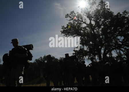 Reserve Officers' Training Corps Kadetten bereiten Sie sich auf ein Ziel in der Nähe von Fort Hunter Liggett, Calif., April 10-12 März. Kadetten der UC Berkeley, Universität von San Francisco und Santa Clara University ROTC Programme führte eine gemeinsame Führungsübung um ihre Leadership-Fähigkeiten zu verbessern. (Foto: US-Armee Sgt. Hector Corea, 302. Mobile Public Affairs-Abteilung) ROTC Student Soldaten lernen, trainieren, führen 150411-A-MT895-011 Stockfoto