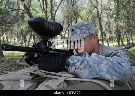 Jüngsterer Sohn Jack Profaci, ein Maplewood, NJ, native mit der University of San Francisco Reserve Officers' Training Corps-Programm führt Perimetersicherheit in der Nähe von Fort Hunter Liggett, Calif., April 10-12. Kadetten der UC Berkeley, Universität von San Francisco und Santa Clara University ROTC Programme führte eine gemeinsame Führungsübung zu testen und verbessern Sie ihre Führungsqualitäten. (Foto: US-Armee Sgt. Hector Corea, 302. Mobile Public Affairs-Abteilung) ROTC Student Soldaten lernen, trainieren, führen 150411-A-MT895-057 Stockfoto